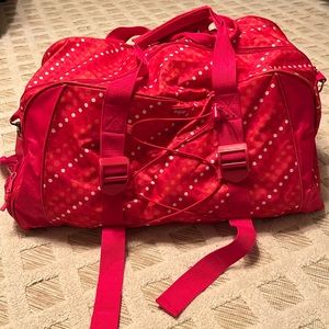 Thirty-one duffle bag w/shoe compartment. Yoga mat straps. No shoulder strap.